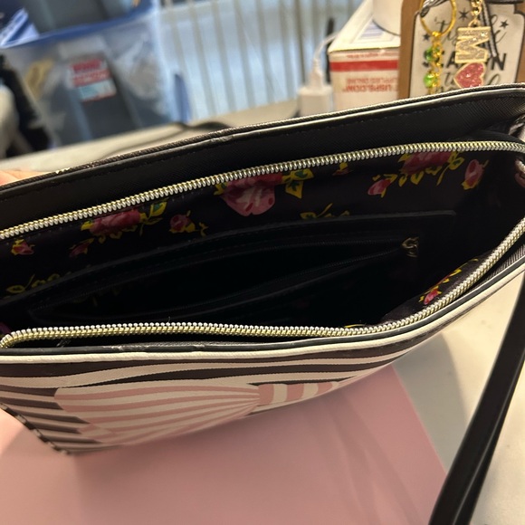 Betsey Johnson Clutch Large Wristlet and Crossbody Wallet EUC Stripes Vintage - Picture 10 of 16